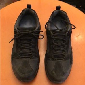 Steel toe tennis shoes